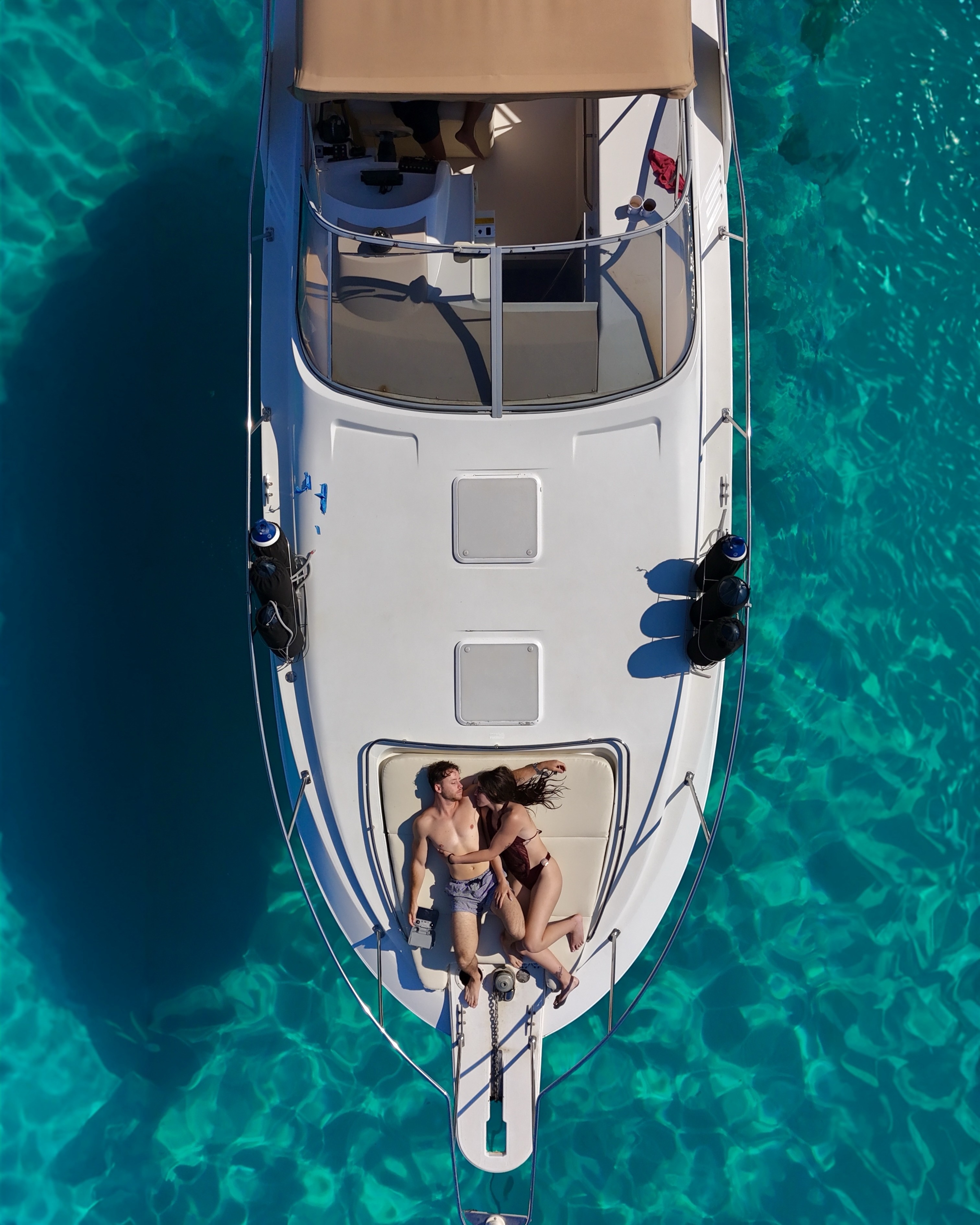 Barca vista dall'alto in mare cristallino